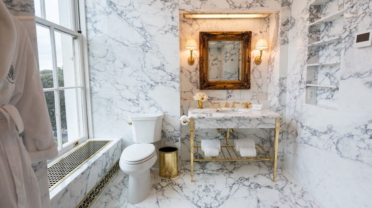 Trump pokračuje v úpravách Bílého domu, předělal Lincolnovu koupelnu